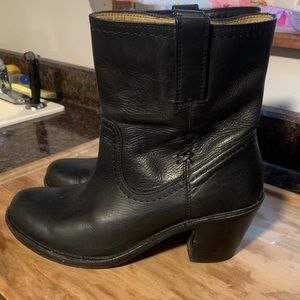 Frye Women’s Mid-Calf pull on black leather Frye Boots - defect boot sz 9